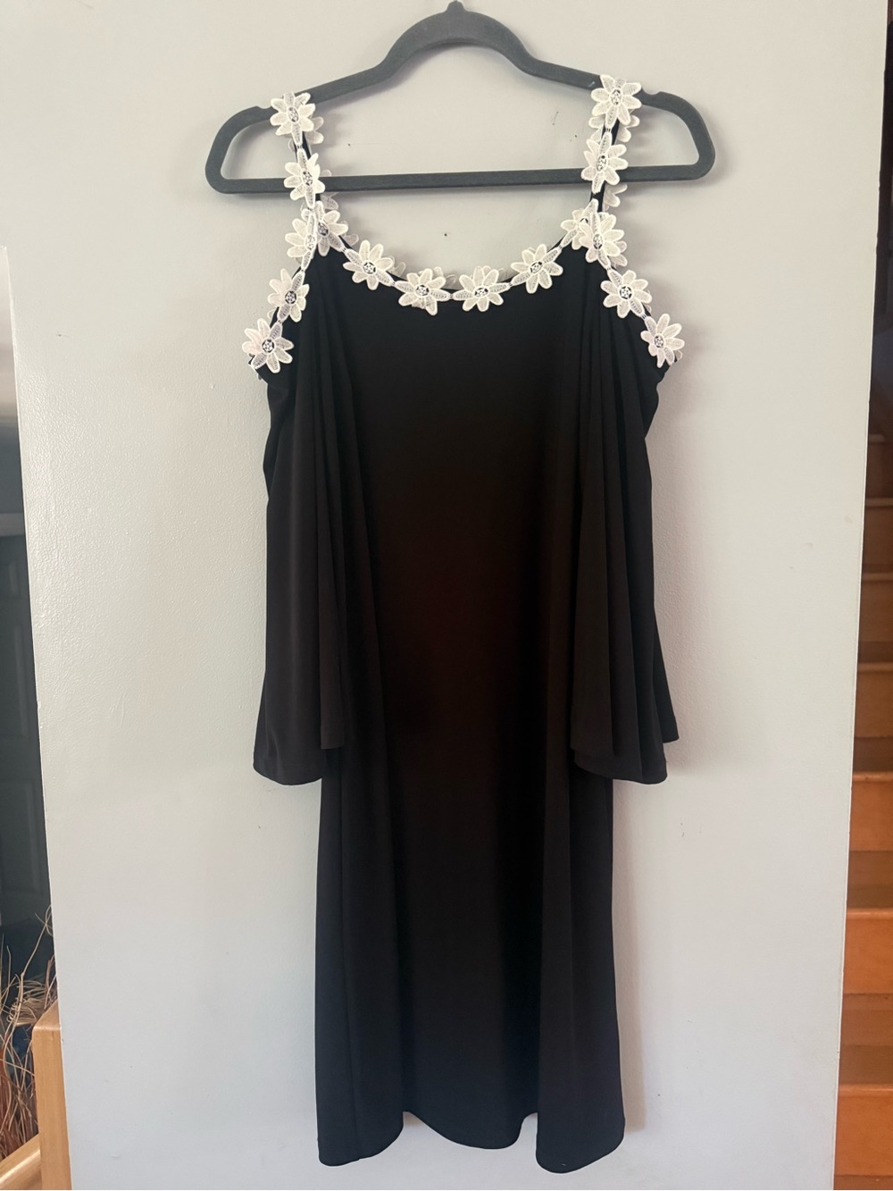 🇨🇦Cartise Black Cold Shoulder Shift Dress White Daisy Lace Trim Bell Sleeve VTG